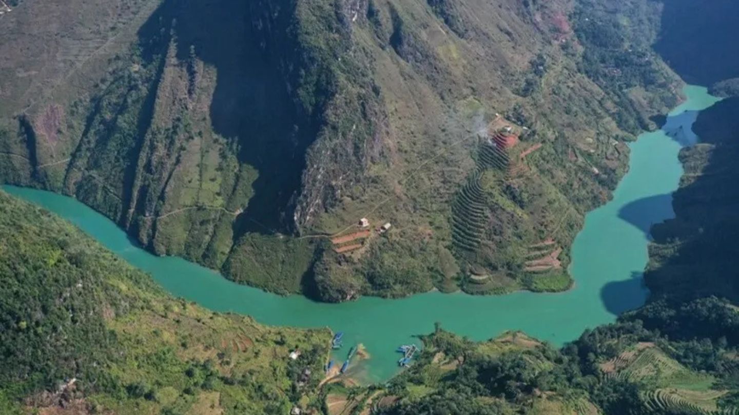 Stunning landscape along Ma Pi Leng Pass