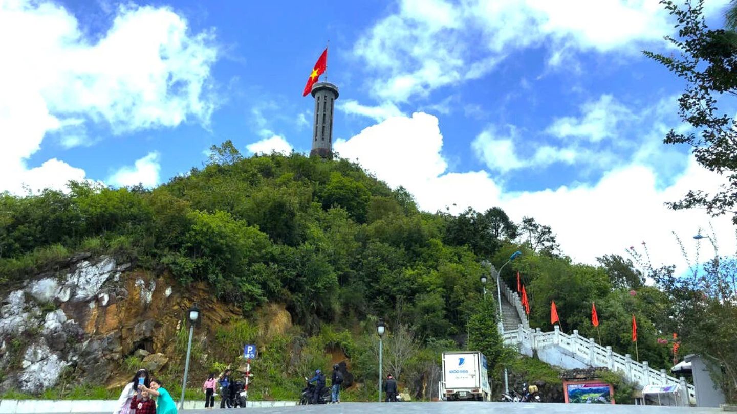  Capture panoramic views from Lung Cu Flag Point