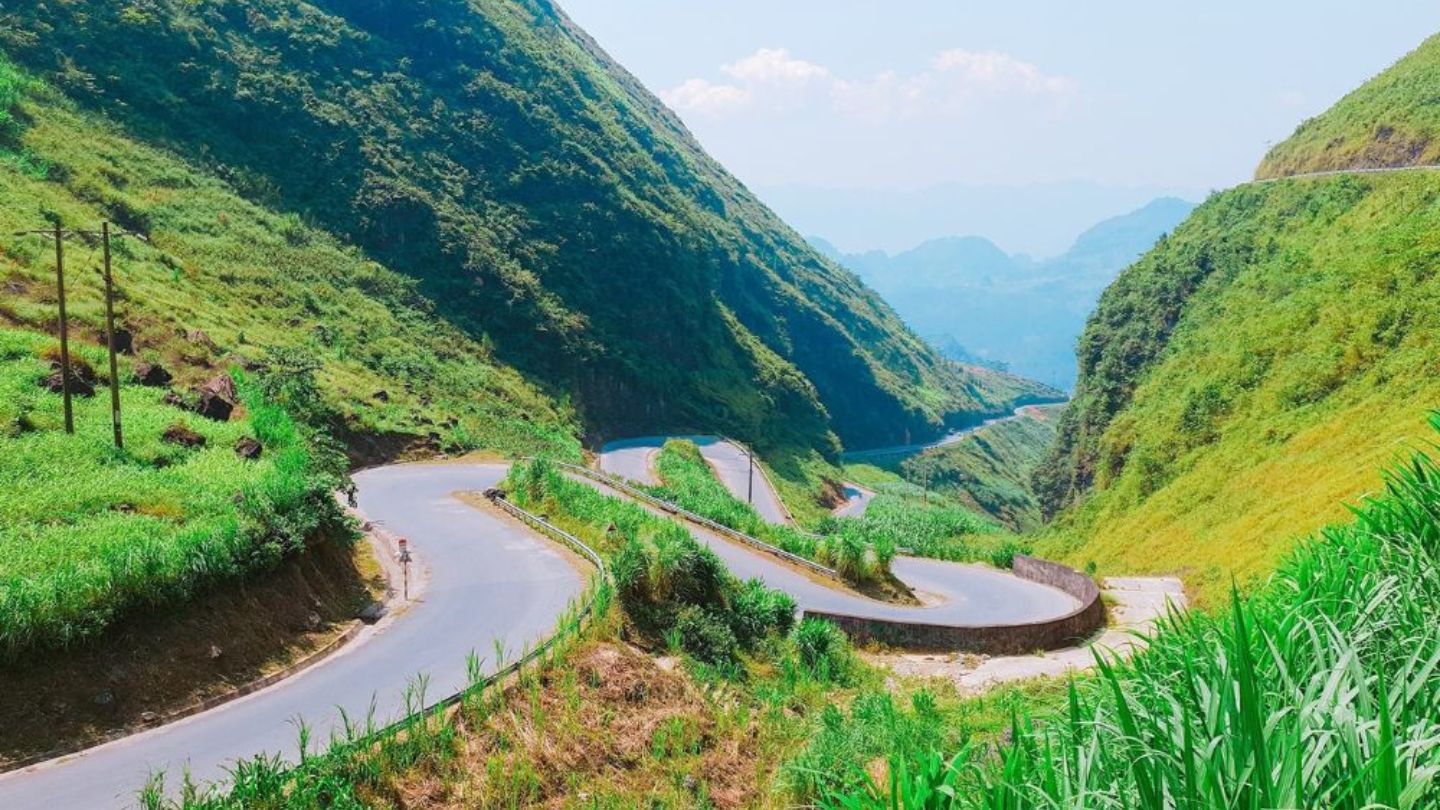 Exploring the breathtaking Ma Pi Leng Pass roads