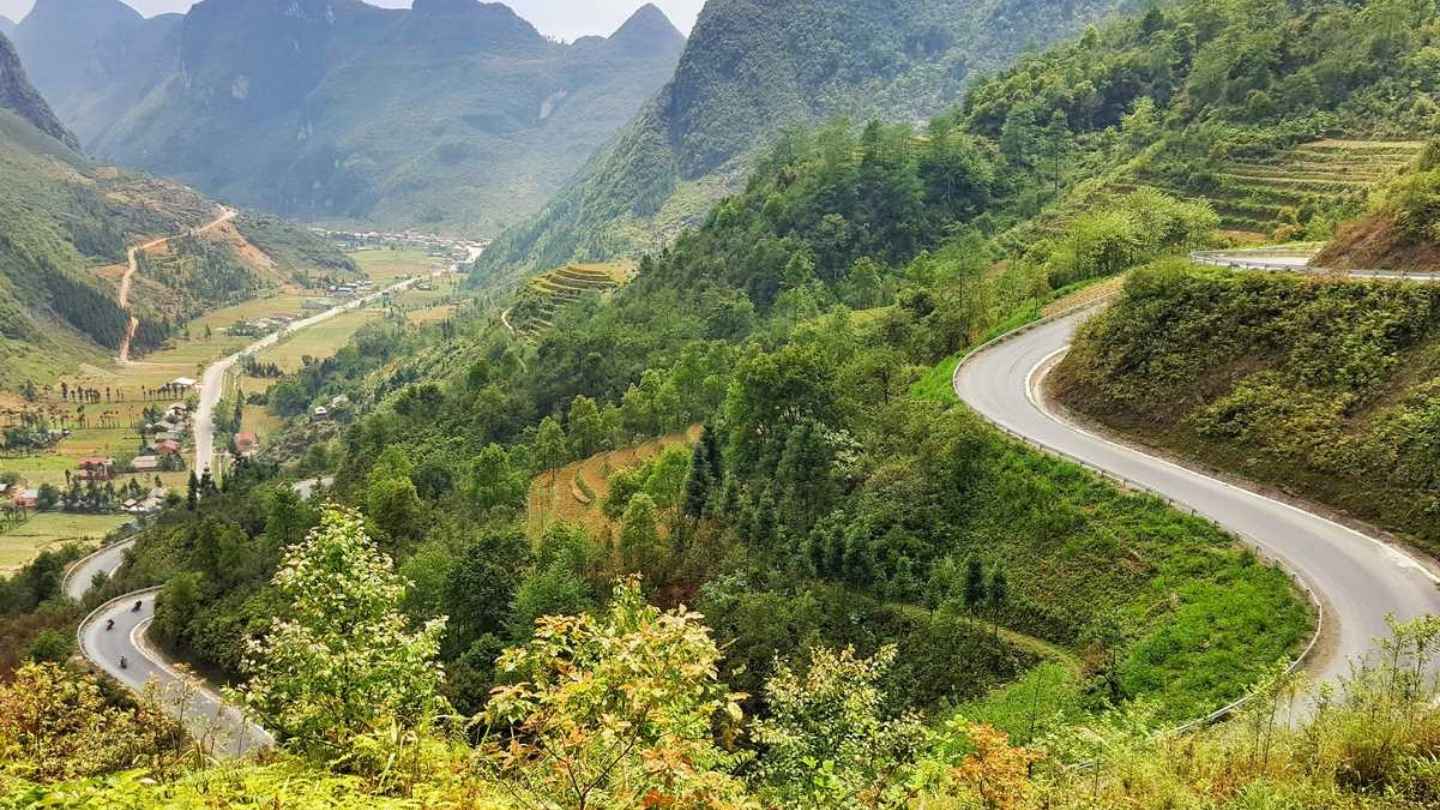 Ha Giang Pass offers breathtaking mountain views