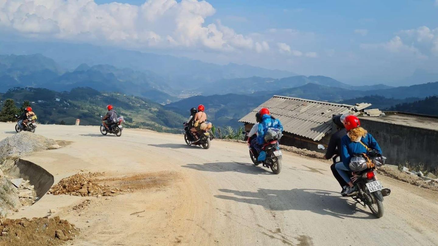 Riding through the winding roads of Chin Khoanh Pass