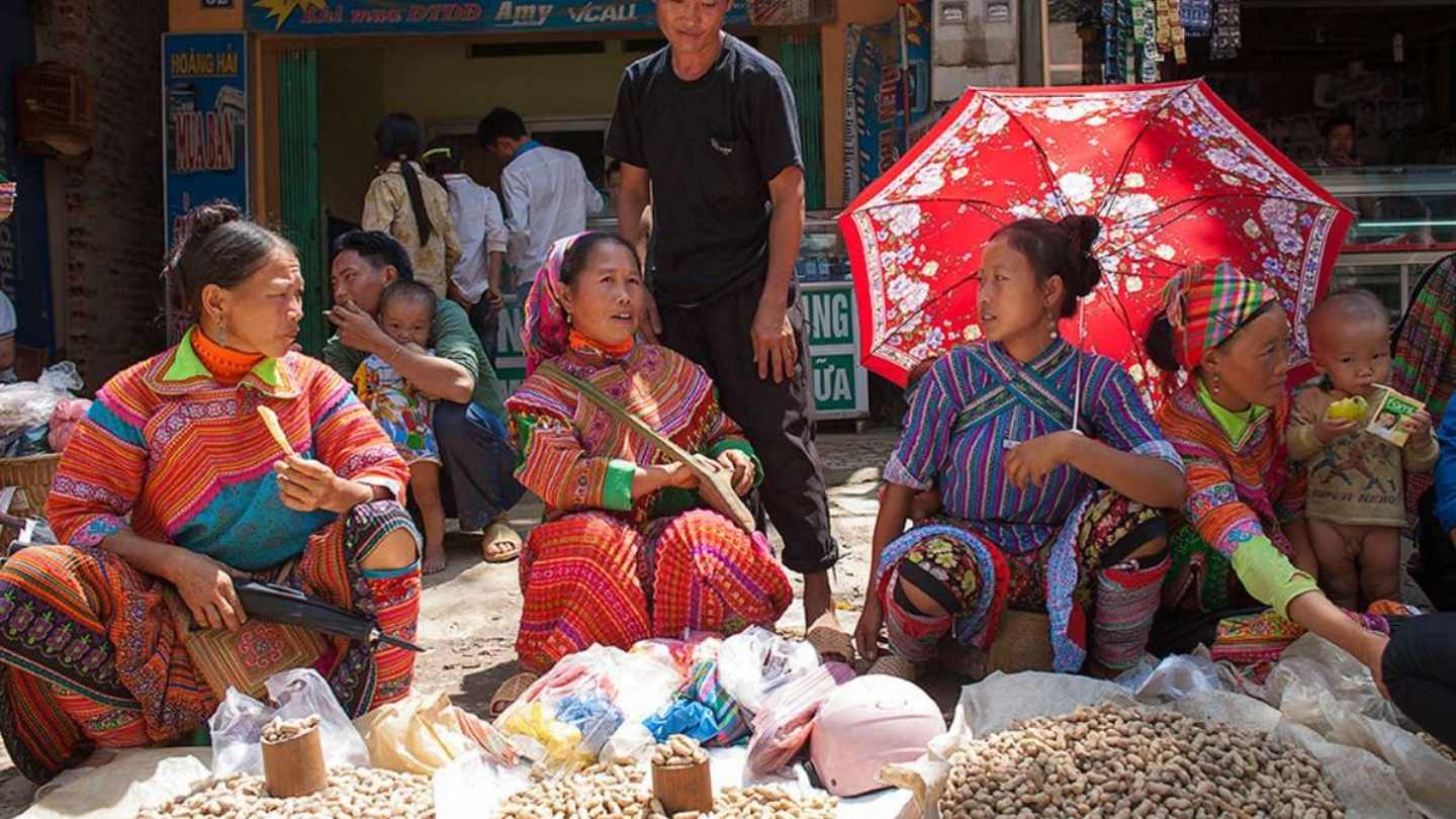 Explore traditional crafts at Coc Pai Market