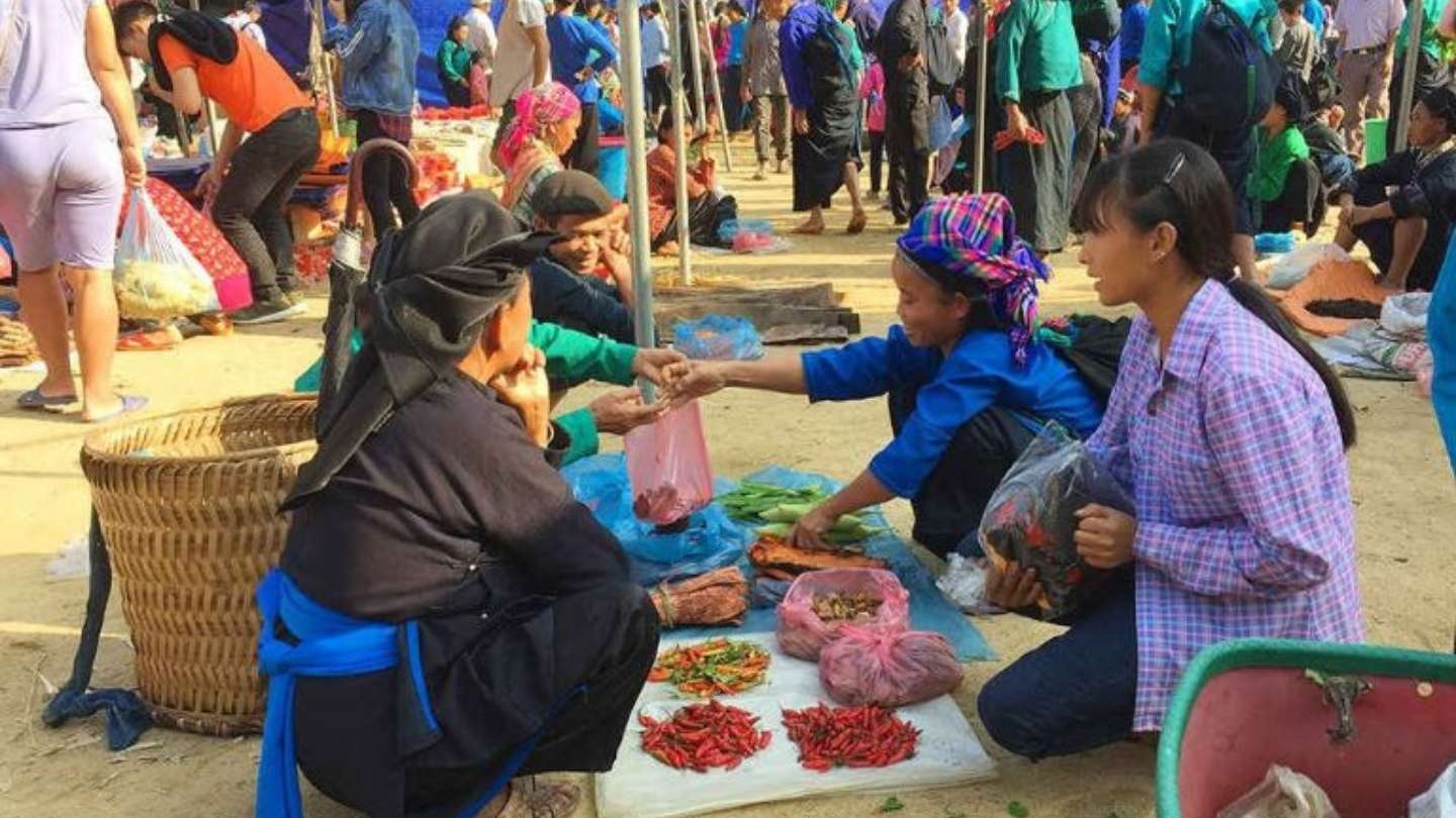 Hoang Su Phi Market is full of colorful goods