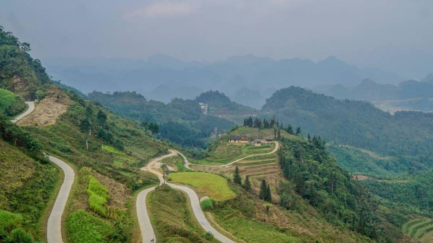 Scenic journey through Quan Ba Pass mountain