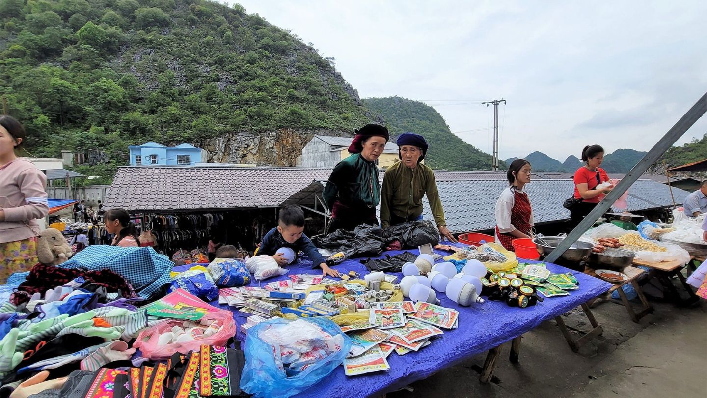 Sa Phin Market bustling with local vendors