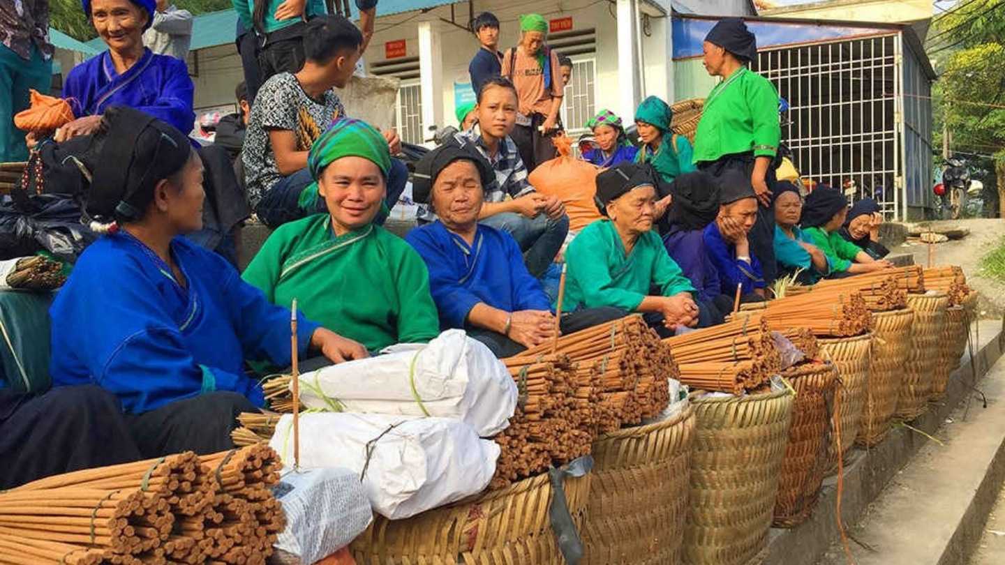 Hoang Su Phi Market is vibrant and lively