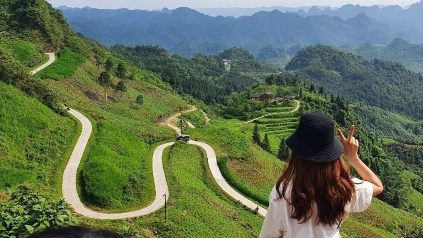  Hiker enjoying views from Quan Ba Pass