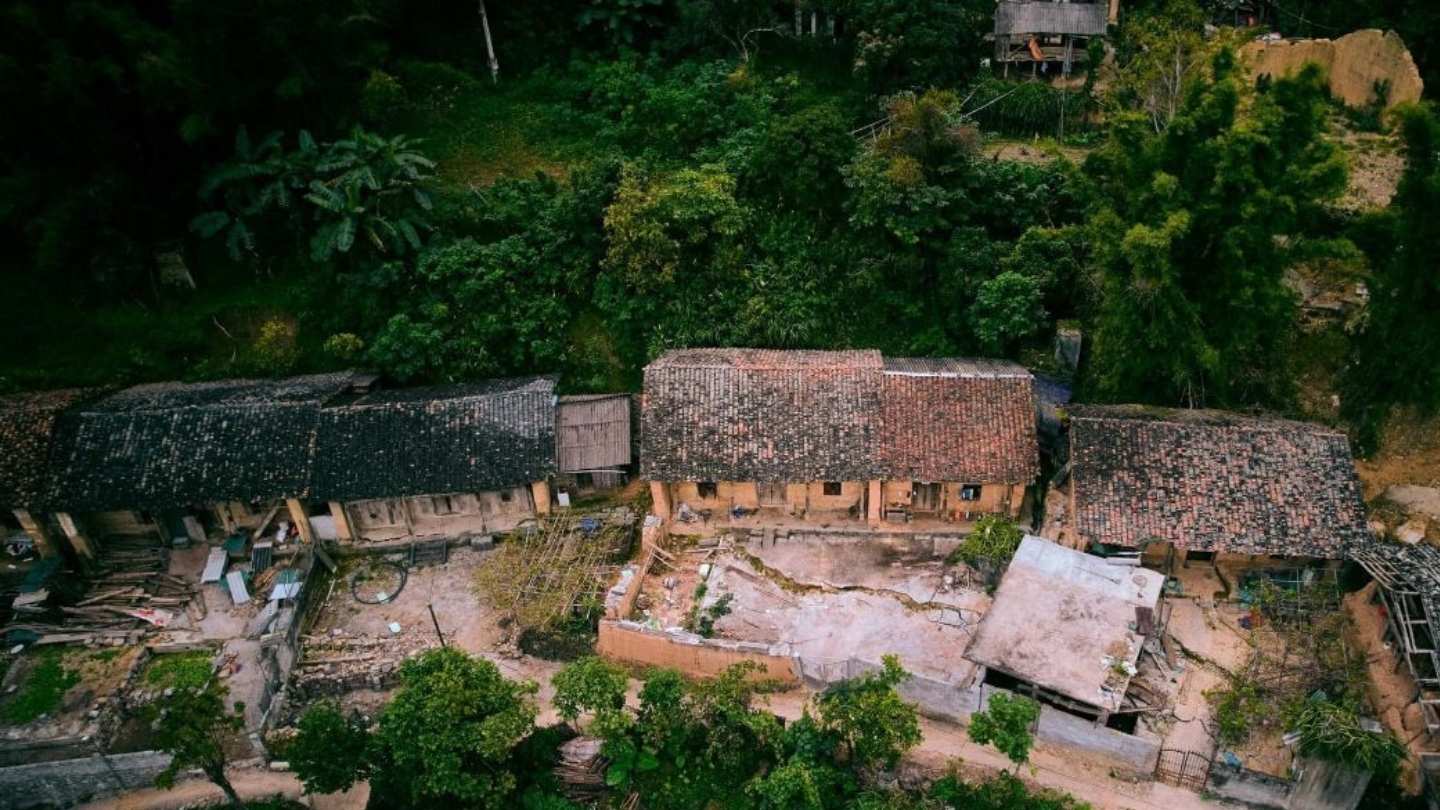 Explore traditional houses in Thien Huong Village