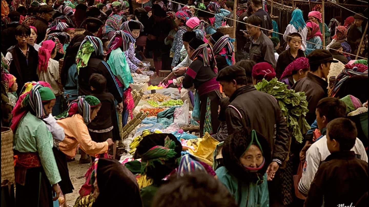 Hmong people shopping at Sa Phin Market