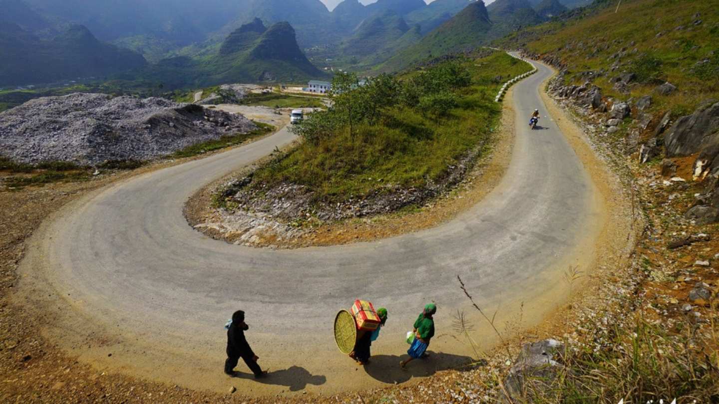 The Ha Giang Loop connects beautiful landscapes and local cultures