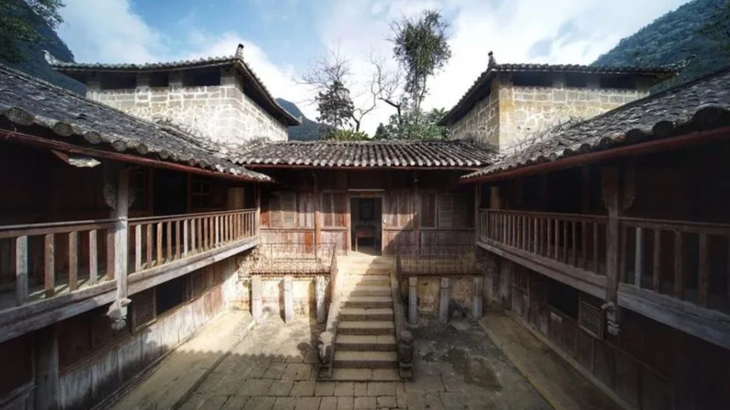 Hmong King Palace with intricate wood carving