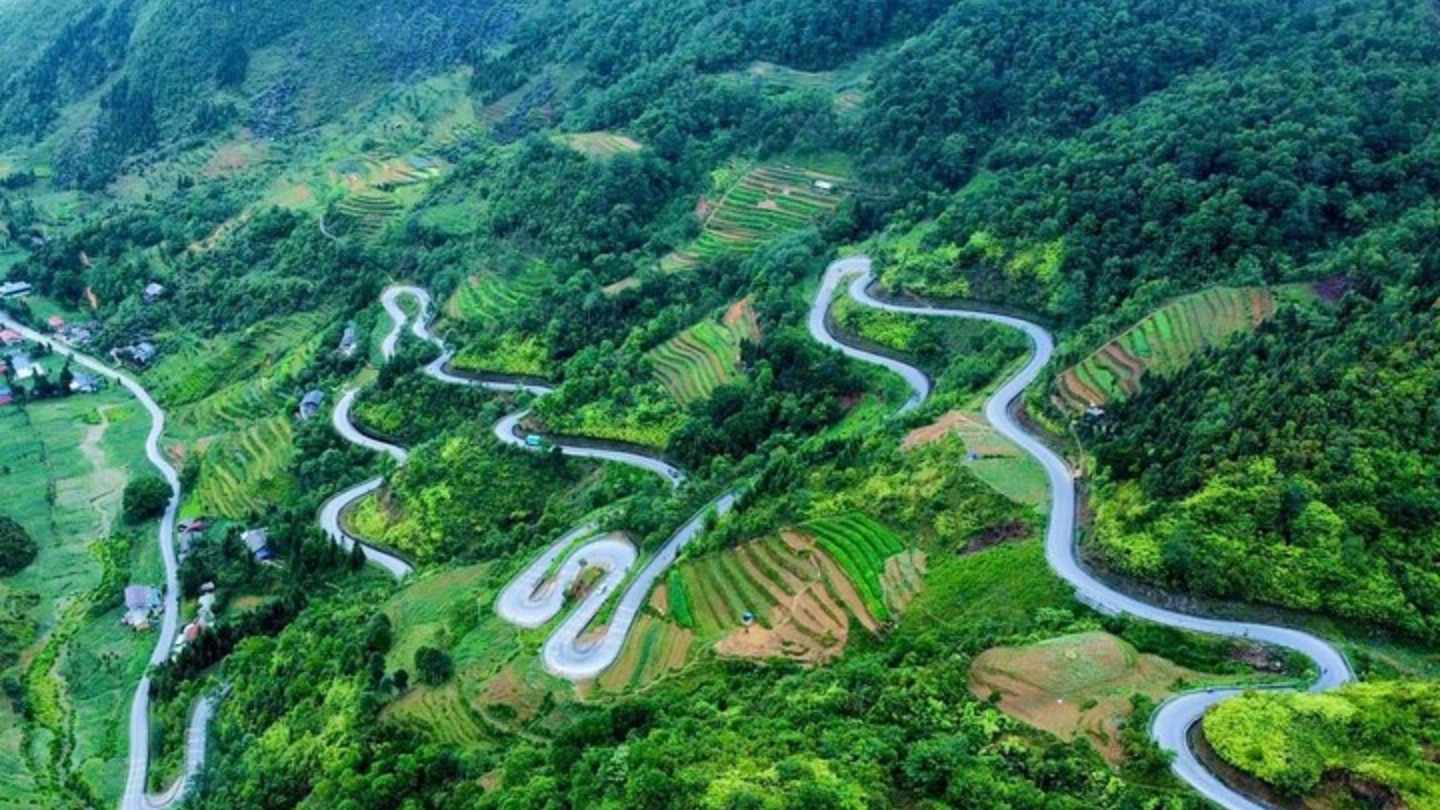 Discover stunning views along Ha Giang Loop May journey