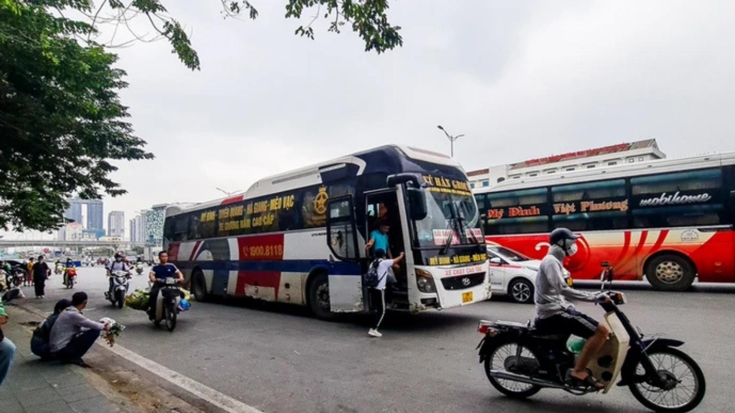 Explore the mountains with Hanoi to Ha Giang bus