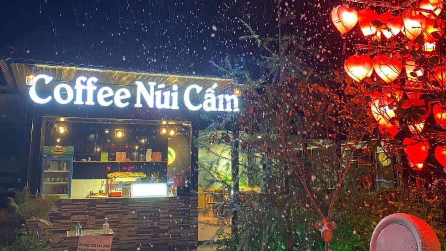 Cafe Nui Cam is a super popular spot